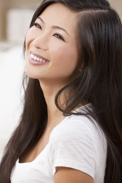 Beautiful Chinese Oriental Asian Woman Smiling — Stock Photo, Image