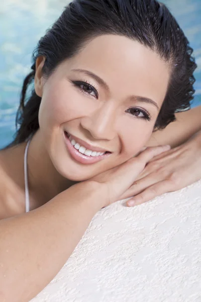 Vackra sexiga kinesiska orientaliska asiatisk kvinna i poolen — Stockfoto