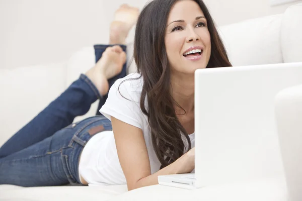 Mujer feliz usando ordenador portátil —  Fotos de Stock