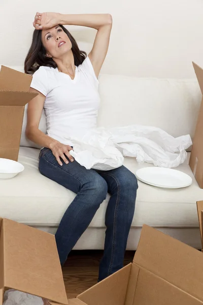 Jedna kobieta zmęczona rozpakowaniu pudełka przeprowadzki — Zdjęcie stockowe