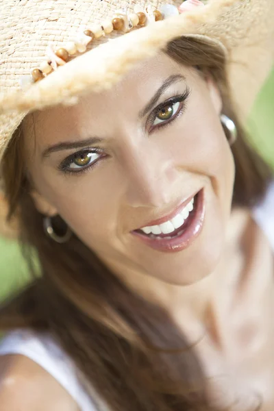 Retrato ao ar livre de bela jovem mulher em chapéu de vaqueiro palha — Fotografia de Stock