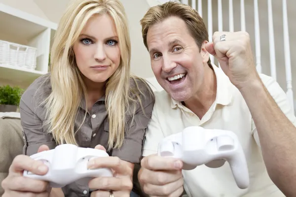 Casal casado se divertindo jogando vídeo Console Game — Fotografia de Stock
