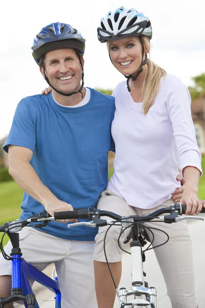 Feliz homem & mulher casal andar de bicicleta — Fotografia de Stock