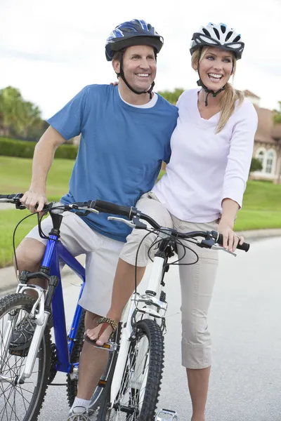 Happy Man & Woman Couple Riding Bikes — Stock Photo, Image