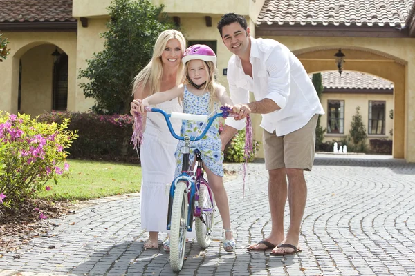 Οικογένεια με κορίτσι ιππασία ποδήλατο & ευτυχείς γονείς — Φωτογραφία Αρχείου