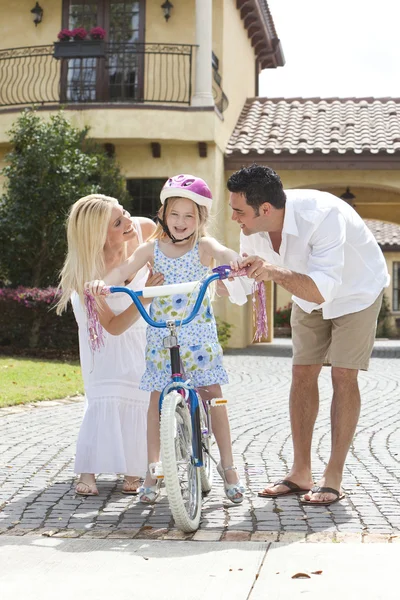 Familie met meisje paardrijden fiets & gelukkige ouders — Stockfoto