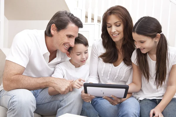 Lyckliga familjen ha roligt med Tablet PC-datorn hemma — Stockfoto