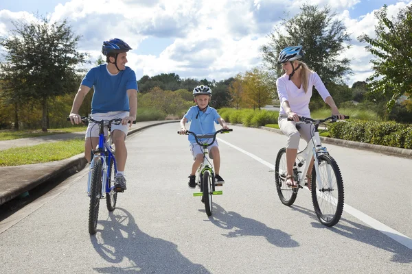 年轻家庭父母和骑自行车的男孩儿子 — 图库照片