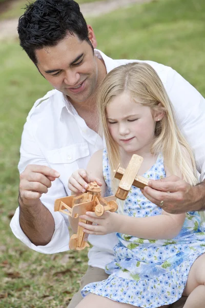 Apa és lánya játszik a repülőgéptipusu gyermekjátékok — Stock Fotó