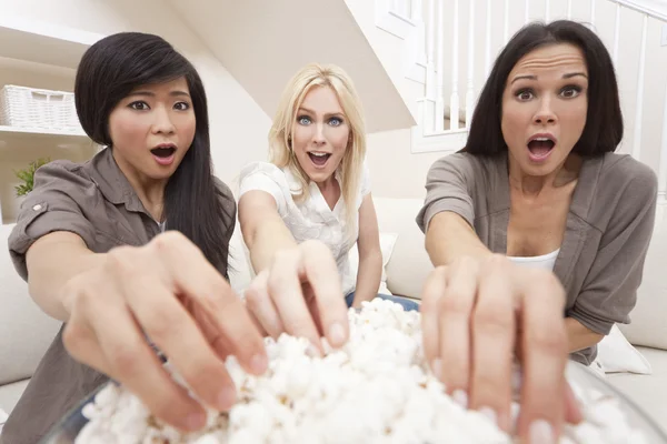 Τρεις όμορφες γυναίκες φίλους, τρώγοντας ποπ κορν, παρακολουθώντας την ταινία στο h — Φωτογραφία Αρχείου