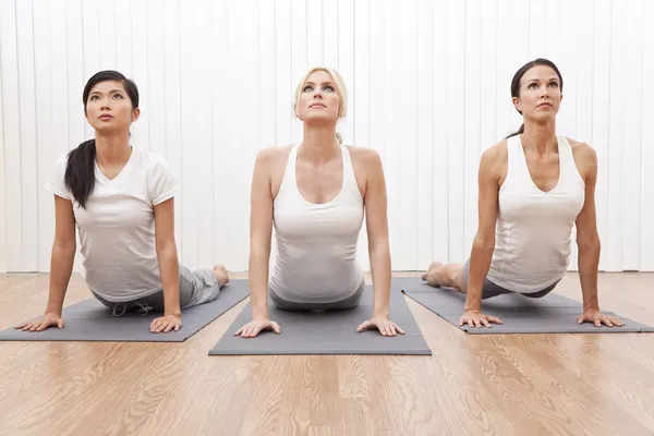 Gruppo interrazziale di tre belle donne in posizione Yoga — Foto Stock