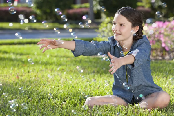 Όμορφο κοριτσάκι παιδί παίζει & φυσώντας φυσαλίδες — Φωτογραφία Αρχείου