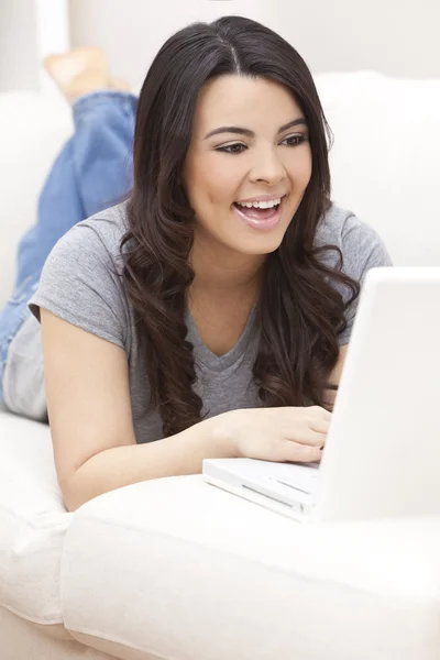 Feliz mulher hispânica usando computador portátil — Fotografia de Stock