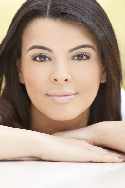 Vackra ansikte spansktalande kvinna eller flicka — Stockfoto