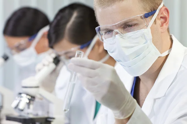Scientifique ou médecin masculin avec tube à essai en laboratoire — Photo