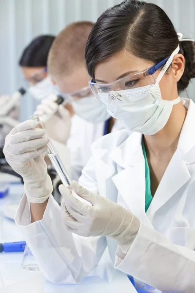 中国女性女科学家在实验室中的测试管 — 图库照片