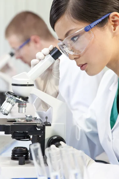 Chiński naukowiec kobiece kobieta idealna mikroskopu w laboratorium — Zdjęcie stockowe