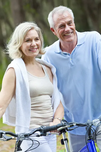 Feliz homem sênior & mulher casal ciclismo bicicletas — Fotografia de Stock
