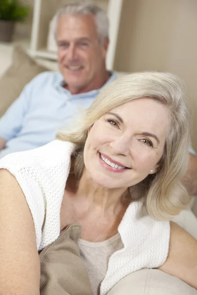 快乐老人 & 女人夫妇在家微笑 — 图库照片