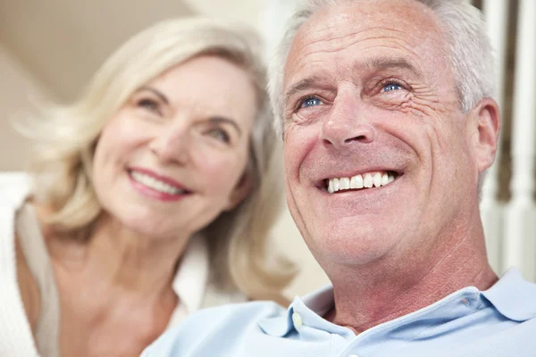 Щасливий старший чоловік і жінка пара посміхається вдома — стокове фото