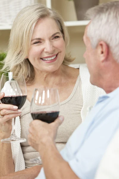 İçki şarap evde mutlu üst düzey adam ve kadın çift — Stok fotoğraf