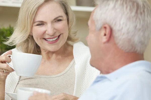 Szczęśliwa para idealna kobieta mężczyzna starszy picie herbaty lub kawy — Zdjęcie stockowe