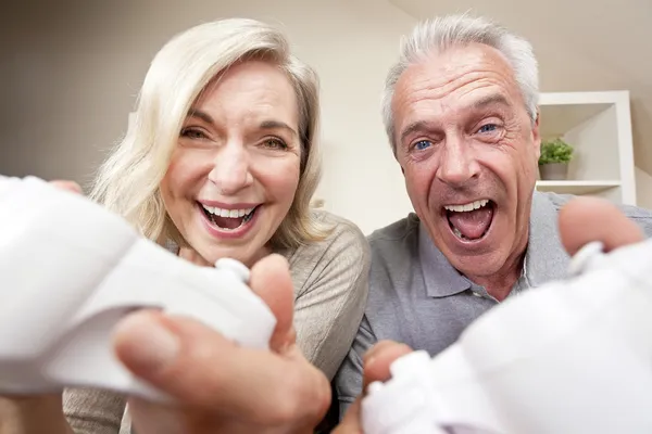 Äldre Man & kvinna par spela Video konsolspel — Stockfoto