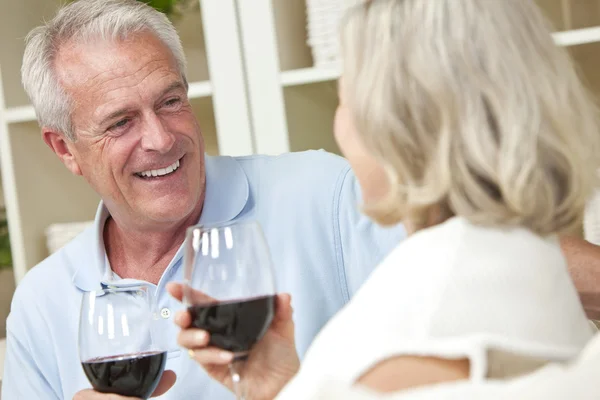 İçki şarap evde mutlu üst düzey adam ve kadın çift — Stok fotoğraf