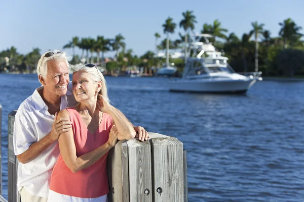 Щаслива старша пара на річці або морі з човном — стокове фото