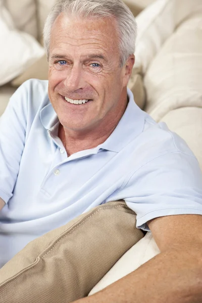 Heureux bel homme âgé souriant à la maison — Photo