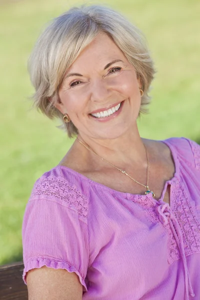 Außenporträt glückliche Seniorin — Stockfoto