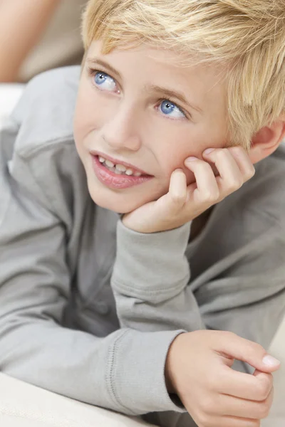 Biondo capelli blu occhi ragazzo bambino riposo su suo mani — Foto Stock