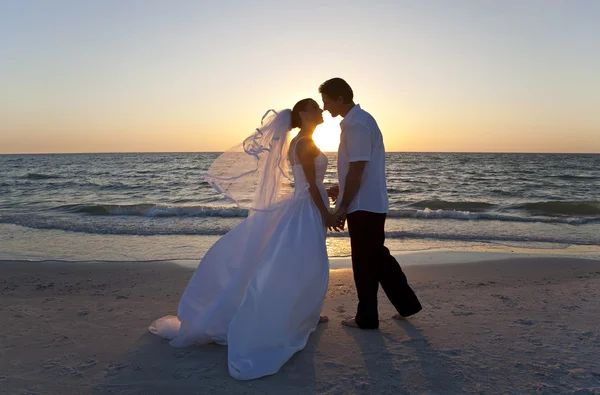 Brautpaar küsst Sonnenuntergang Strandhochzeit — Stockfoto