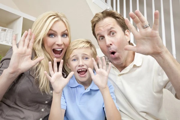 Счастливая семья, весело сидящая и смеющаяся дома — стоковое фото