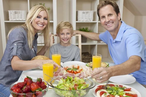Ouders kind familie gezond voedsel & salade aan eettafel — Stockfoto