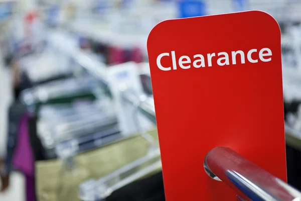 Verkoop goedkeuring teken op spoor in kleding winkel — Stockfoto