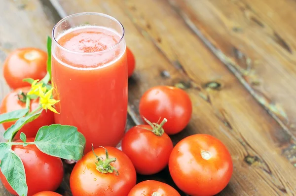 Fresh tomato juice and tomatoes. — Stock Photo, Image