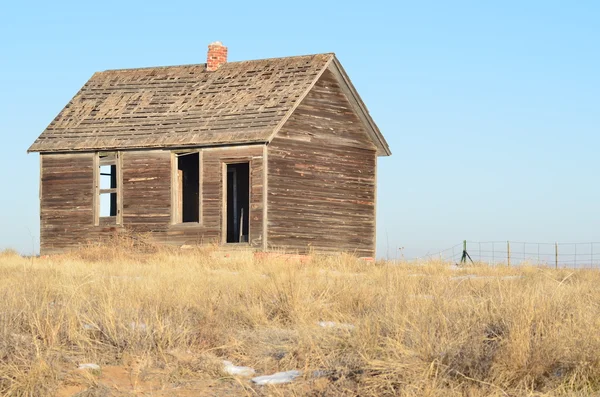 Casa de madera en la pradera —  Fotos de Stock