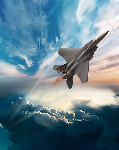 F-15 Eagle, летящий сквозь облака — стоковое фото