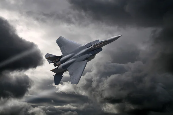 F-15 Águia voando através da tempestade — Fotografia de Stock