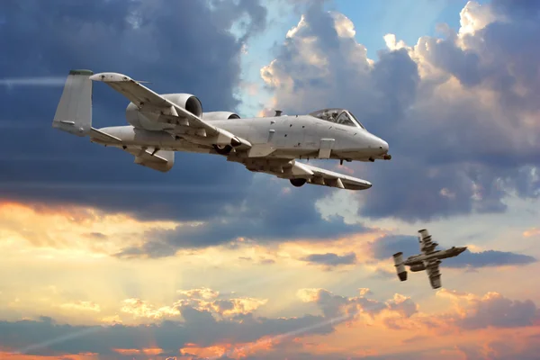 A-10 Thunderbolt voando pelo céu — Fotografia de Stock