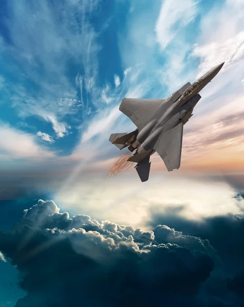 구름을 통해 비행 하는 F-15이 글 스톡 이미지