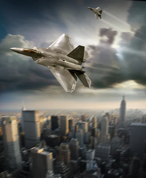 F-22 Raptor patrouille la ville Images De Stock Libres De Droits