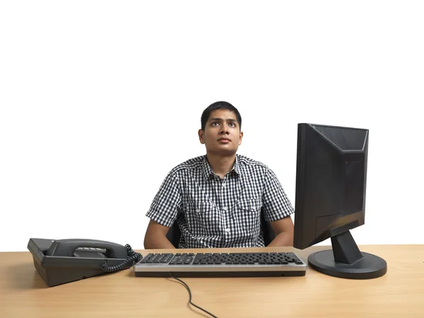 Hombre sentado en habitación aislada — Foto de Stock