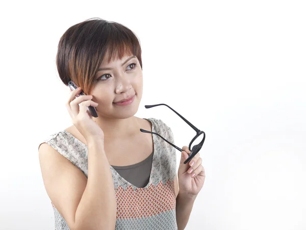 Aziatische chinese vrouw antwoordende telefoongesprek — Stockfoto