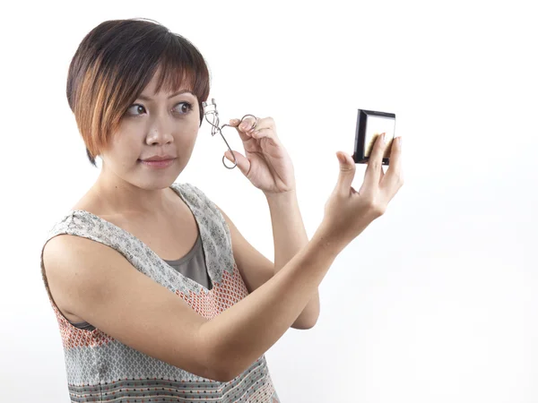 Asiatische chinesische Frau setzen ein Wimpern — Stockfoto