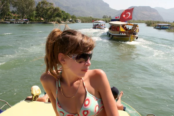 Молодая женщина и лодка — стоковое фото