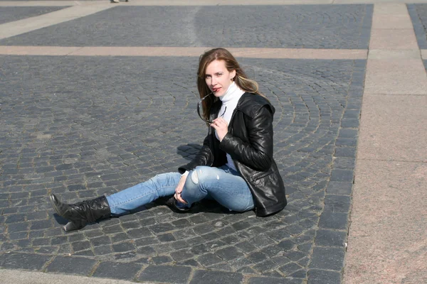 Beautiful Woman on paving block of Palace Square — Stock Photo, Image