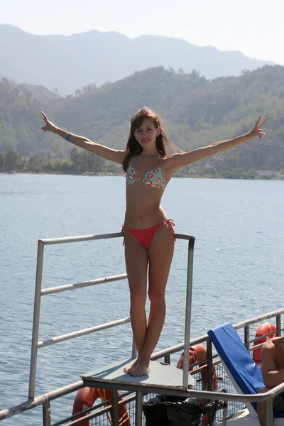 Bella donna sul ponte dello yacht — Foto Stock