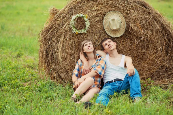 干し草の山の近くのロマンチックなカップル ストック画像